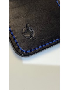 Kreditkarten Etui aus schwarzem Blankleder mit blauen Handnähten