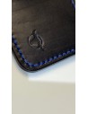 Kreditkarten Etui aus schwarzem Blankleder mit blauen Handnähten